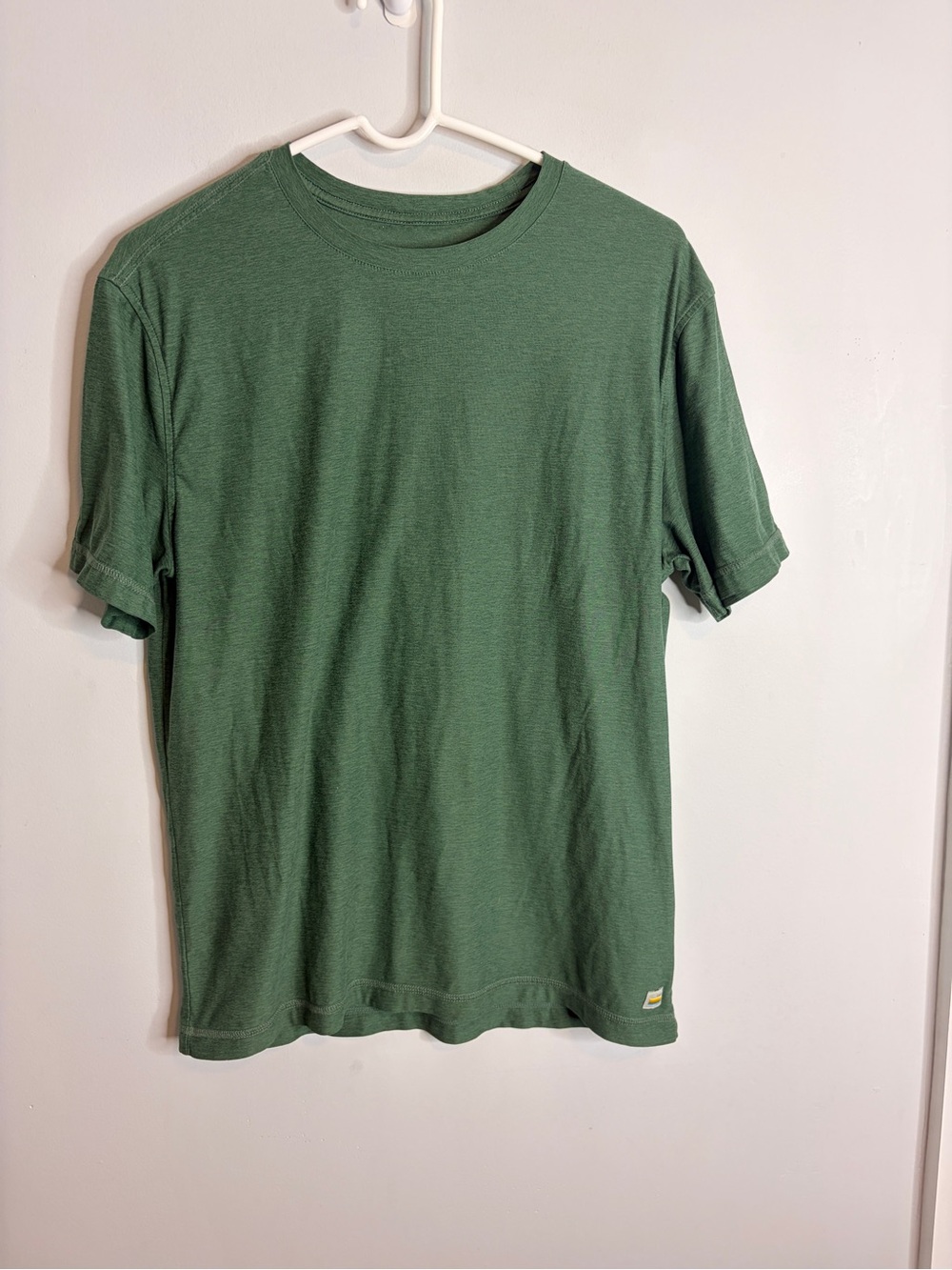 Vuori Strato Tech Tee Men's Medium Crew Neck T‑Shirt in Green